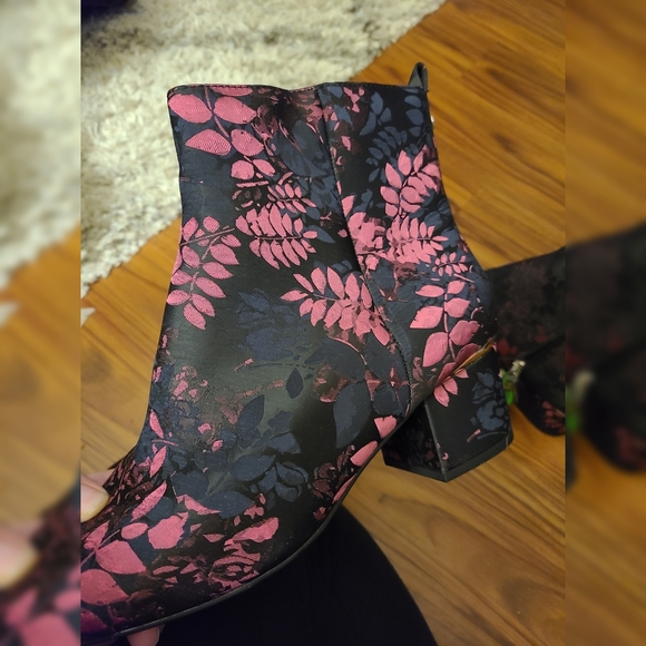 New Liz Claiborne Floral Bootie - Picture 2 of 6